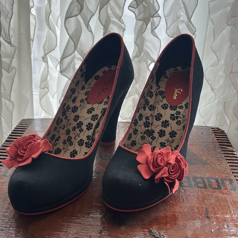 Rube Shoo Eva Black and Coral Pumps size 7/40